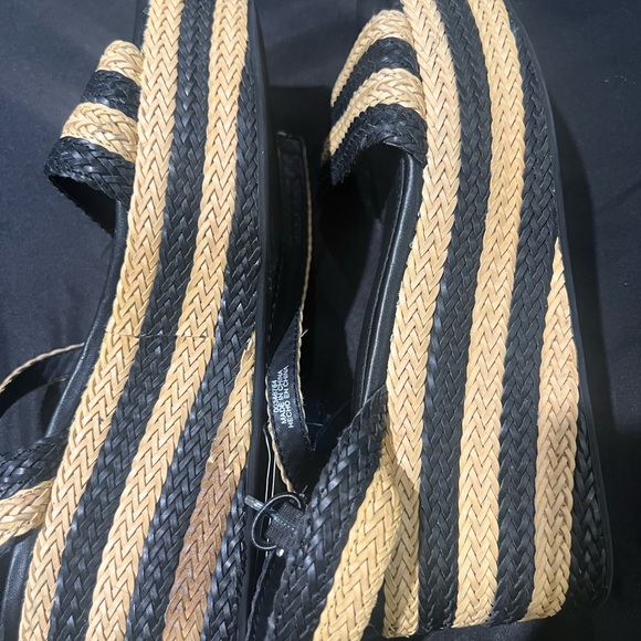 Size 8.5 - Picture 2 of 3